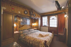 Alpine Honeymoon Room | Free WiFi, bed sheets