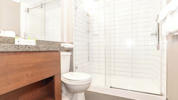 Combined shower/bathtub, free toiletries, hair dryer, towels