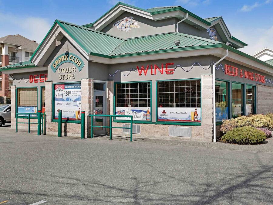 Un bâtiment doté d’un toit végétalisé et d’une enseigne indiquant la présence d’une boutique de boissons alcoolisées et d’une autre vendant de la bière et du vin.