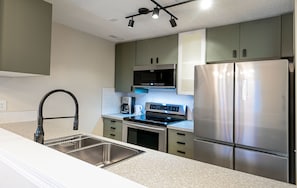 Condo familial | Cuisine privée | Réfrigérateur grande capacité avec congélateur, four à micro-ondes