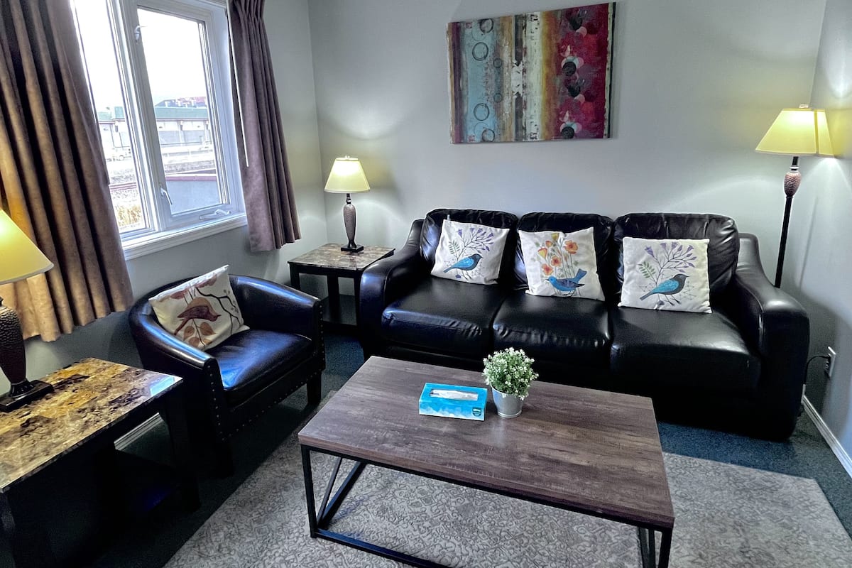 Three-Bedroom Apartment 117 - Loft, No air conditioning | Coin séjour | Télévision à écran plat, lecteur de DVD