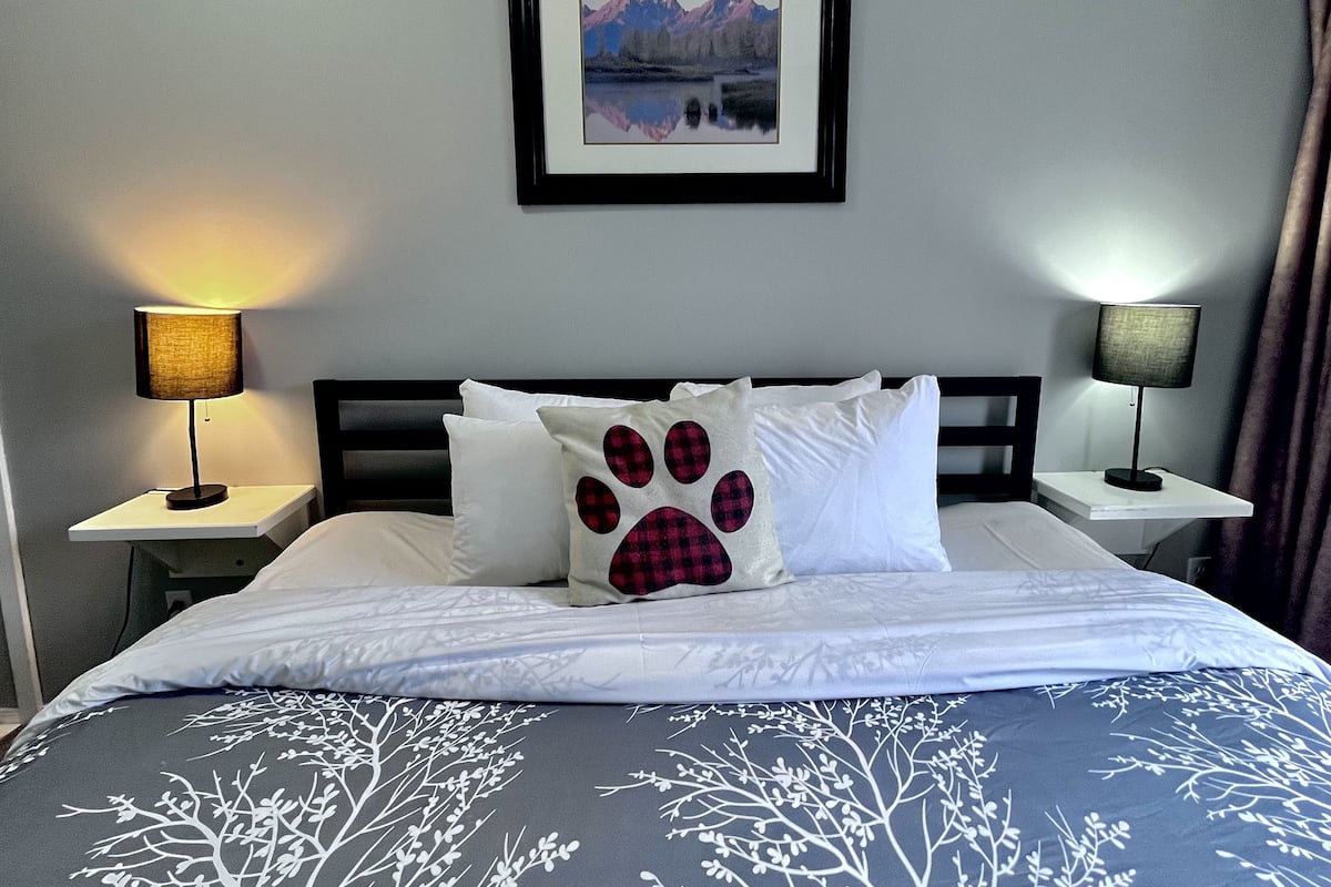 Two-Bedroom Apartment 112, No air conditioning | 3 chambres, rideaux occultants, fer et planche Ă repasser, Wi-Fi gratuit