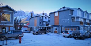 Un immeuble à plusieurs étages sur lequel on peut lire l’inscription : « Chalet des Rocheuses canadiennes ».