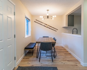 Condo familial | Repas dans la chambre