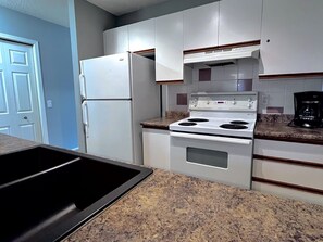 Three-Bedroom Apartment 106, No air conditioning | Private kitchen | Full-size fridge, microwave, oven, dishwasher
