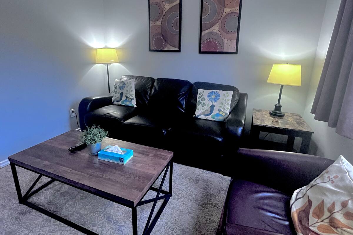 Three-Bedroom Apartment 140 - Loft, No air conditioning | Coin séjour | Télévision à écran plat, lecteur de DVD
