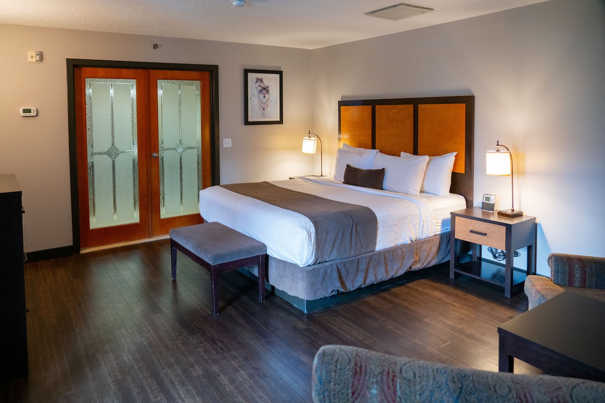 Hypo-allergenic bedding, in-room safe, desk, blackout curtains