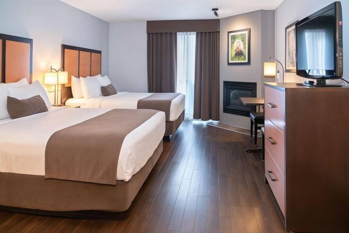 Ropa de cama hipoalergénica y caja de seguridad en la habitación