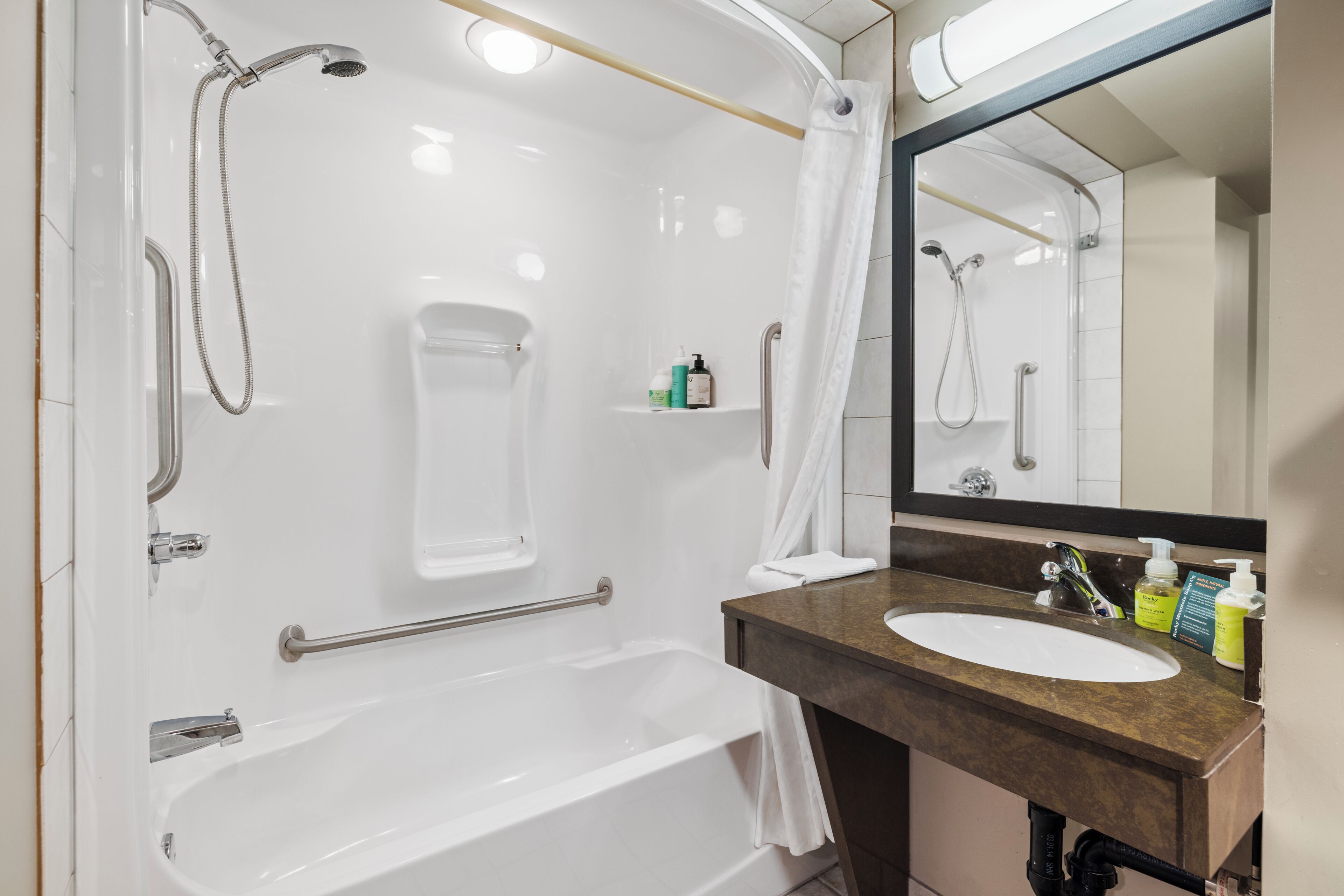 Un baño moderno con bañera, ducha y lavamanos.