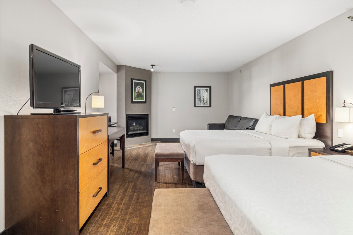 Chambre supérieure (2 Queen Beds plus sofabed) | Literie hypoallergénique, coffre-fort, bureau, rideaux d’obscurcissement