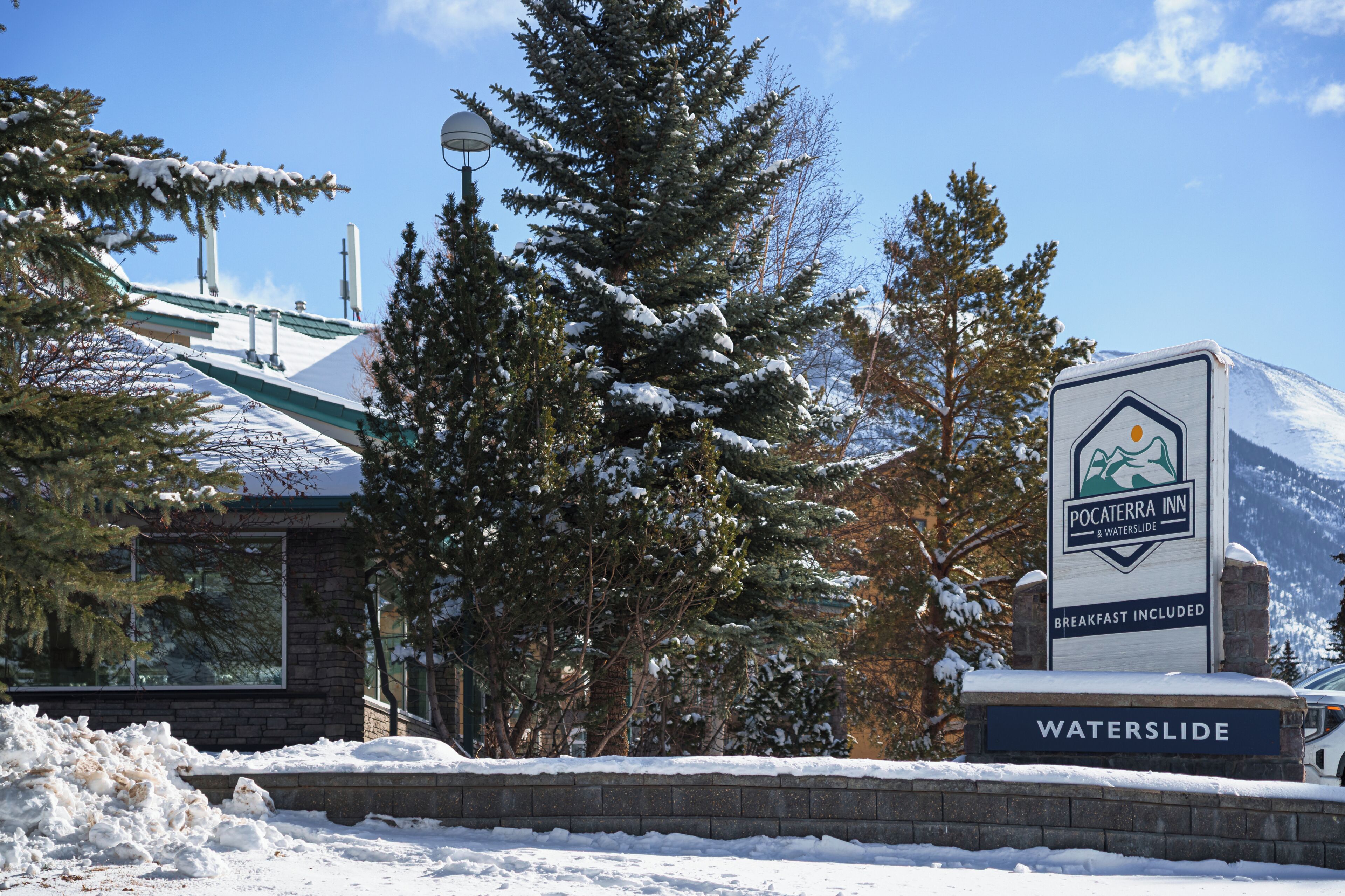 Une enseigne pour le Pocatello Inn & Waterslide, avec une chaîne de montagnes en arrière-plan.