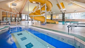 Una piscina cubierta