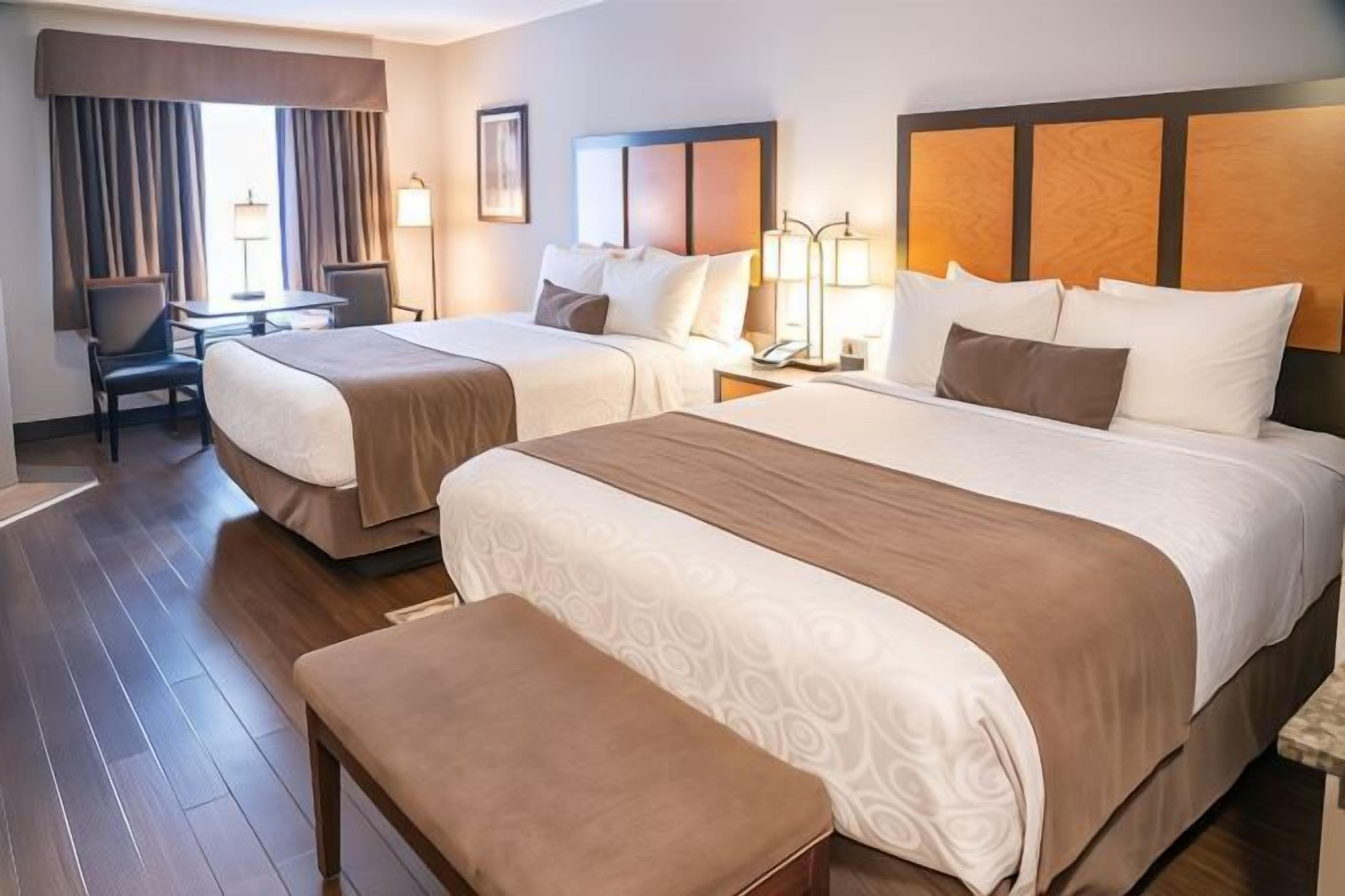 Hypo-allergenic bedding, in-room safe, desk, blackout drapes