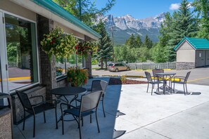 Exterior - Pocaterra Inn and Waterslide (Canmore)