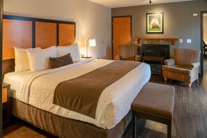 Ropa de cama hipoalergénica y caja de seguridad en la habitación 