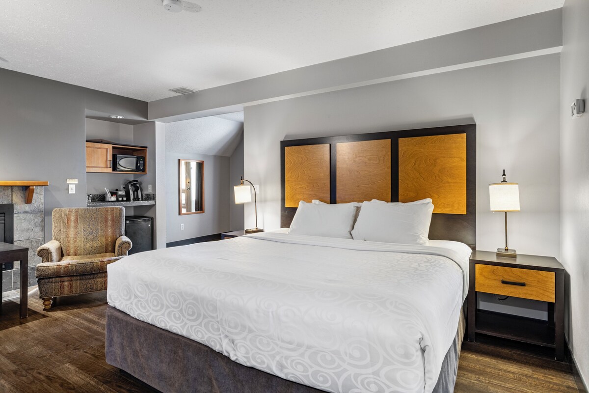 Chambre Deluxe double (King Suite) | Literie hypoallergénique, coffre-fort, bureau, rideaux d’obscurcissement