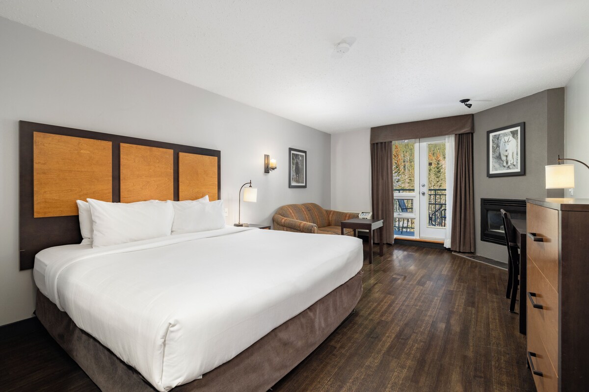 Chambre supérieure, 1 très grand lit | Literie hypoallergénique, coffre-fort, bureau, rideaux d’obscurcissement