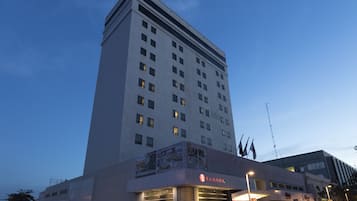 Bagian depan properti - sore/malam