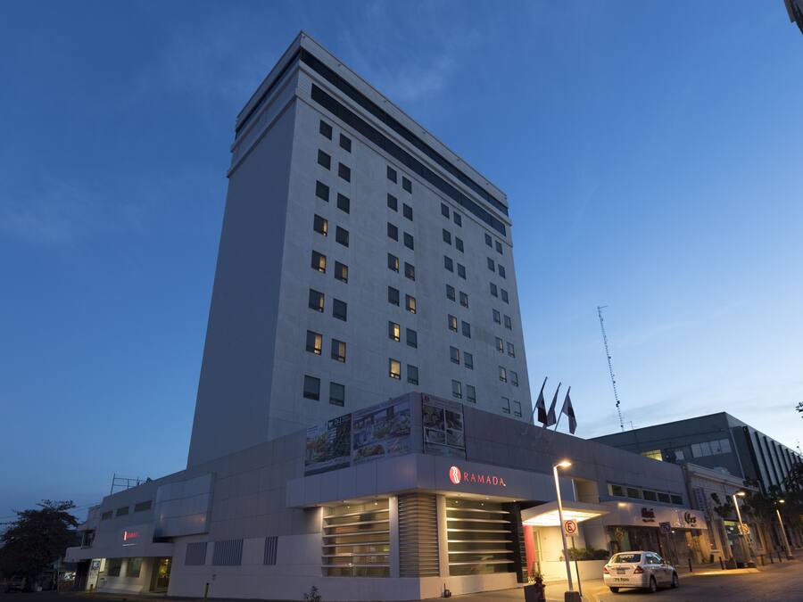 Fachada da propriedade à noite