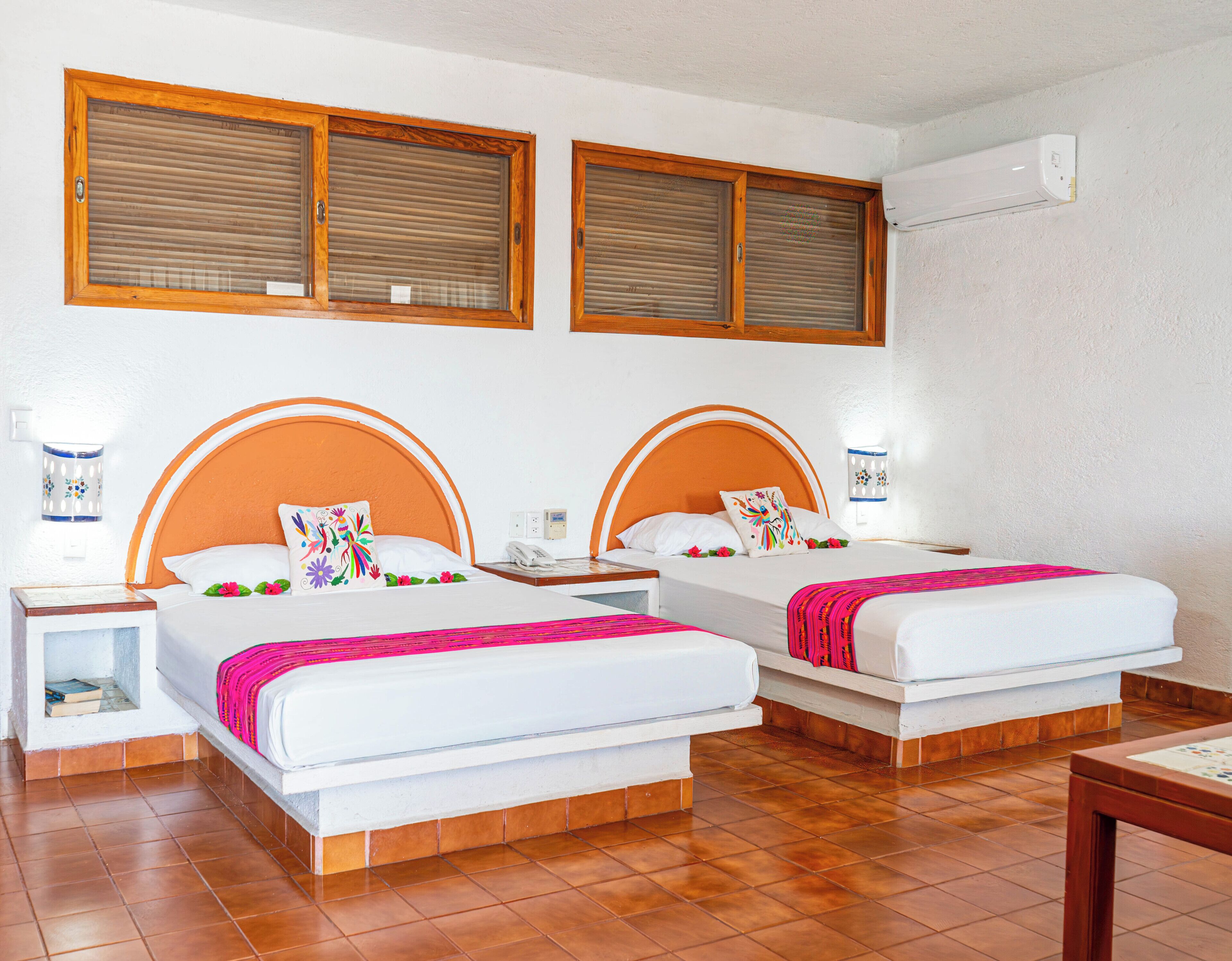 Vista Tropical, 2 camas dobles | In-room safe, free cots/infant beds, bed sheets
