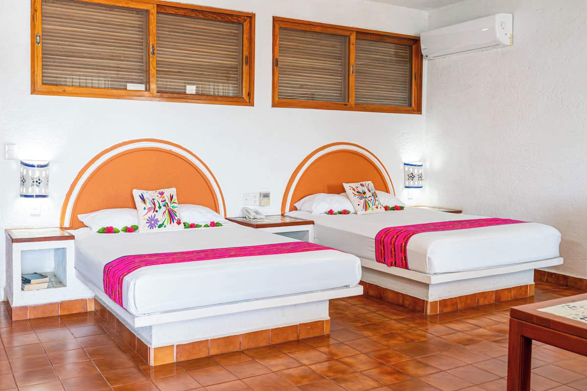 Vista Tropical, 2 camas dobles | ตู้นิรภัยในห้องพัก, เปล/เตียงเด็กอ่อน (ฟรี), ผ้าปูที่นอน