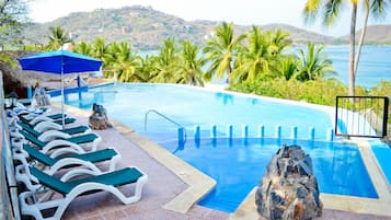 Piscine extérieure, parasols de plage