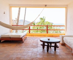 Linda Vista Suite Frente al Mar, 1 cama extragrande | Terrace/patio - Catalina Beach Resort (Zihuatanejo)