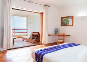 Linda Vista Suite Frente al Mar, 1 cama extragrande | Peti besi dalam bilik, katil bayi/kot (percuma), cadar katil 