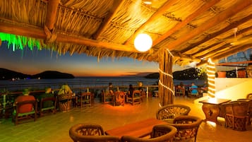 2 bars/lounges, beach bar