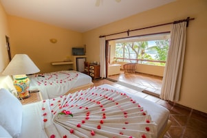 Beach View Suite | Peti besi dalam bilik, katil bayi/kot (percuma), cadar katil 