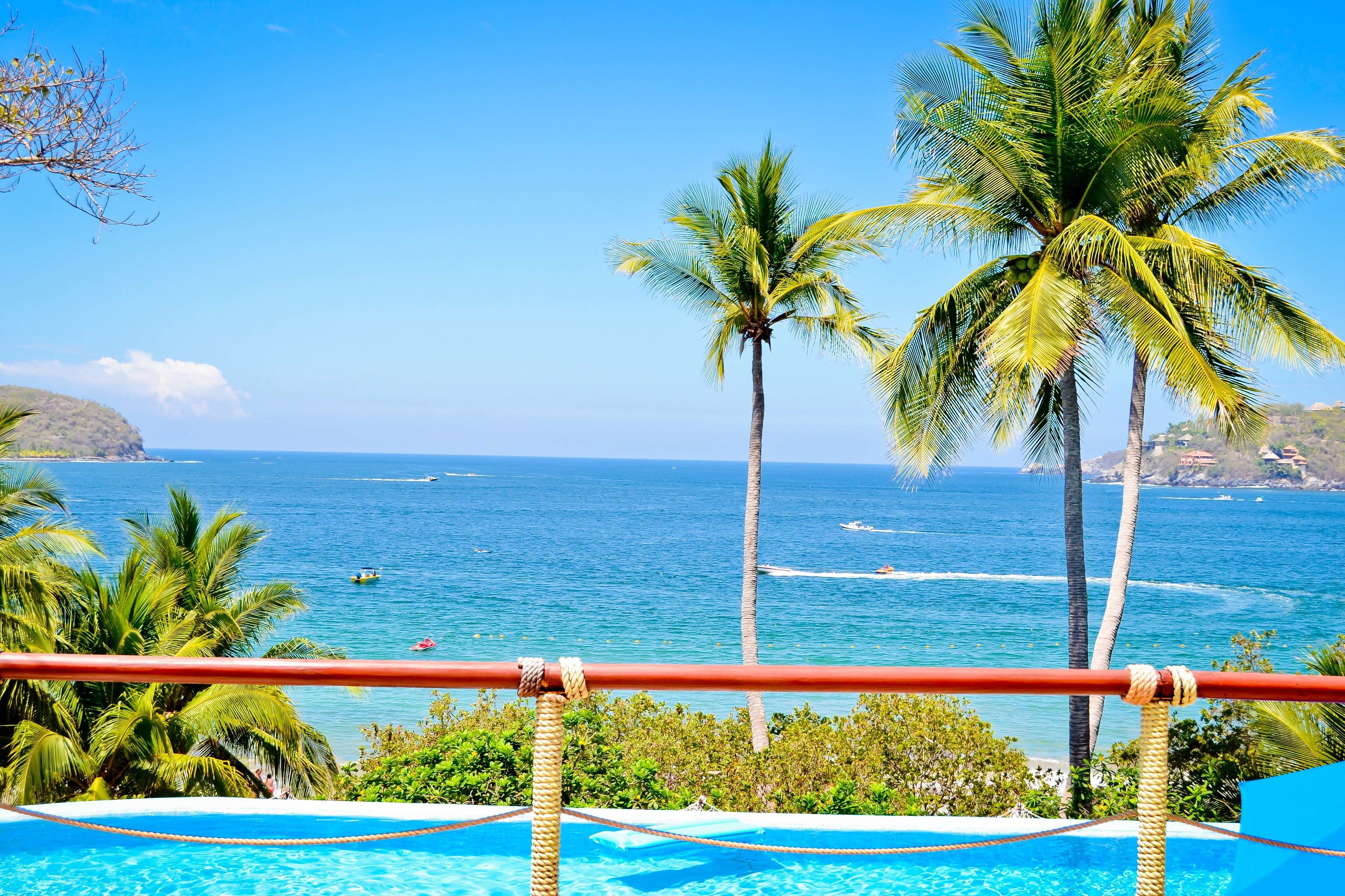 Alberca al aire libre y sombrillas en la alberca 