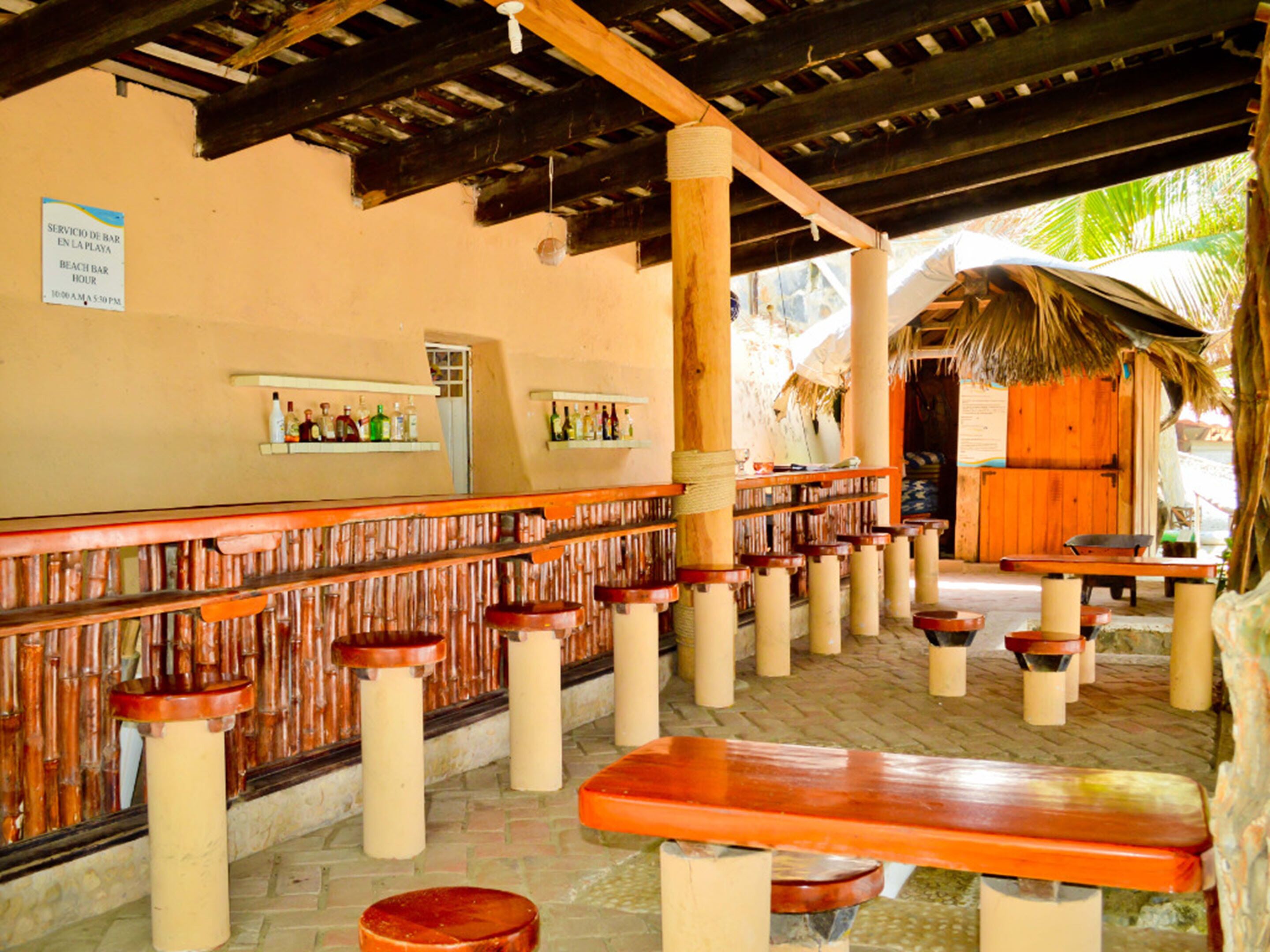 Bar (trong khuôn viên)