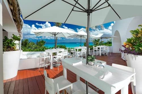 13 restaurantes; se sirven desayunos, almuerzos y cocina italiana