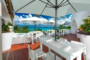 13 restaurantes, se sirven desayunos, comidas, cenas y cocina italiana