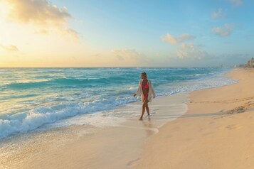Sur la plage, sable blanc, serviettes de plage, massage sur la plage