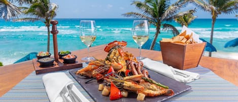 13 restaurantes; se sirven desayunos, almuerzos y cocina italiana