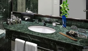 Chuveiro, produtos de toalete grƔtis, secador de cabelo