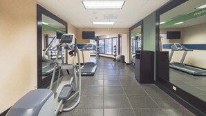 A gym with treadmills, elliptical machines, and a mirrored wall. - Hampton Inn by Hilton Monterrey/Galerías-Obispado (Monterrey)