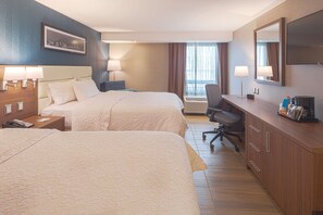 Zimmer, 2 Doppelbetten | Minibar, Zimmersafe, Verdunkelungsvorhänge, schallisolierte Zimmer