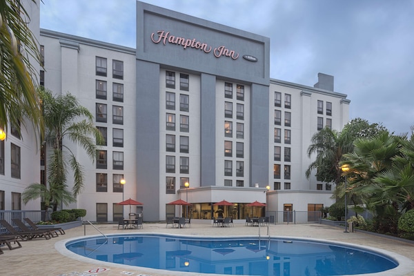 Alberca al aire libre y camastros