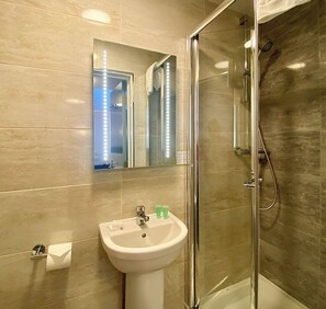 Kostenlose Toilettenartikel, Haartrockner, Handtücher