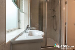 Double Room | Bathroom | Free toiletries, hair dryer, towels