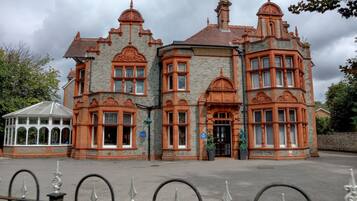 Caja de seguridad en la habitación y escritorio