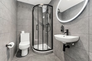 Dusche, kostenlose Toilettenartikel, Haartrockner, Handtücher