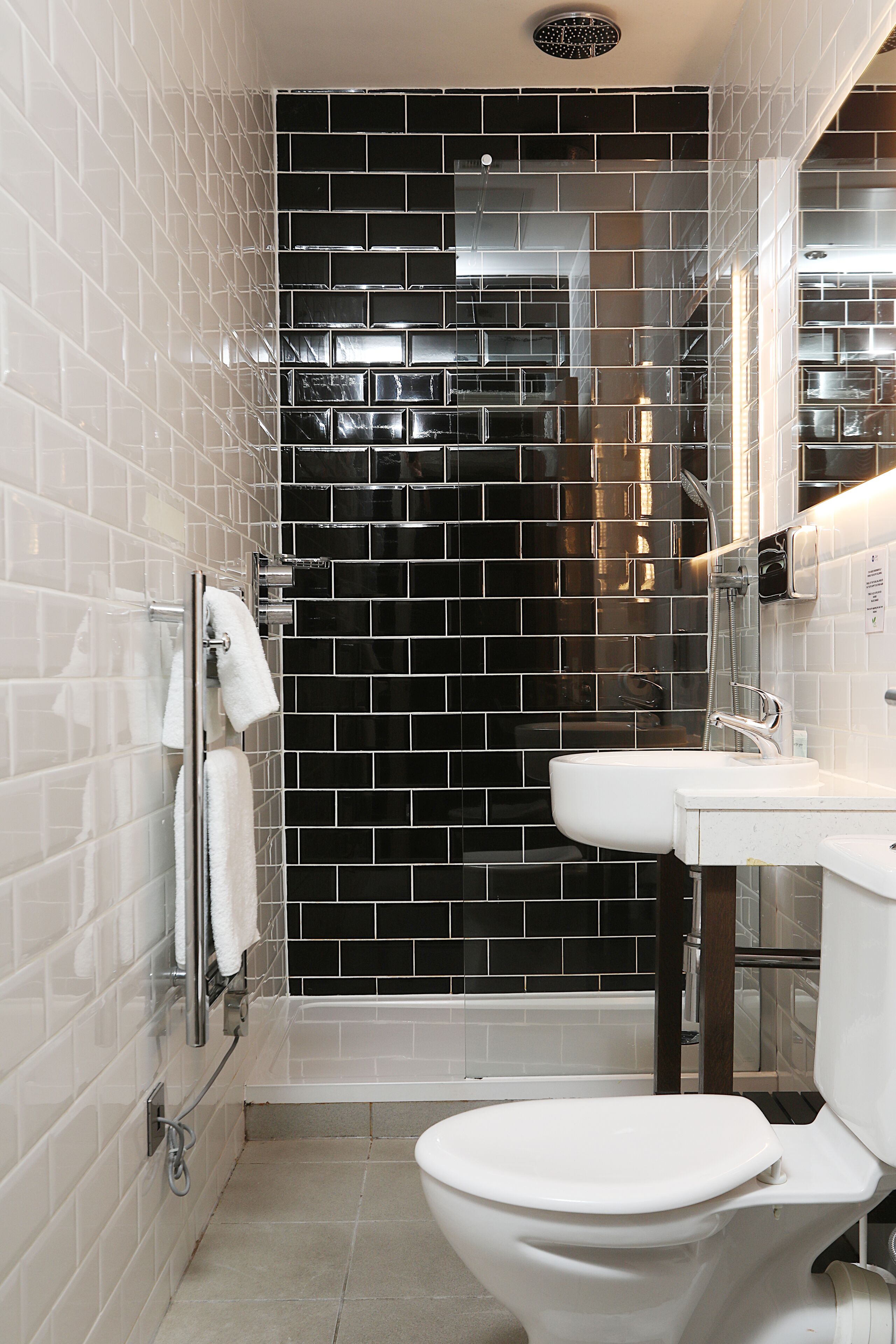 apartment, 1 double or 2 single beds | bathroom | shower, free toiletries, hair dryer, towels