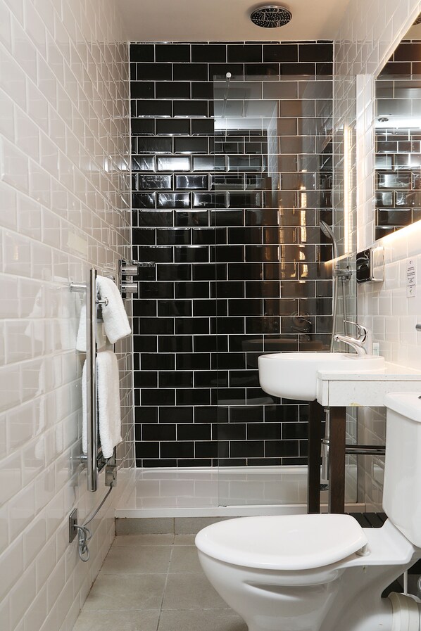 Appartement, 1 lit double ou 2 lits jumeaux | Salle de bain | Douche, articles de toilette écologiques, sèche-cheveux
