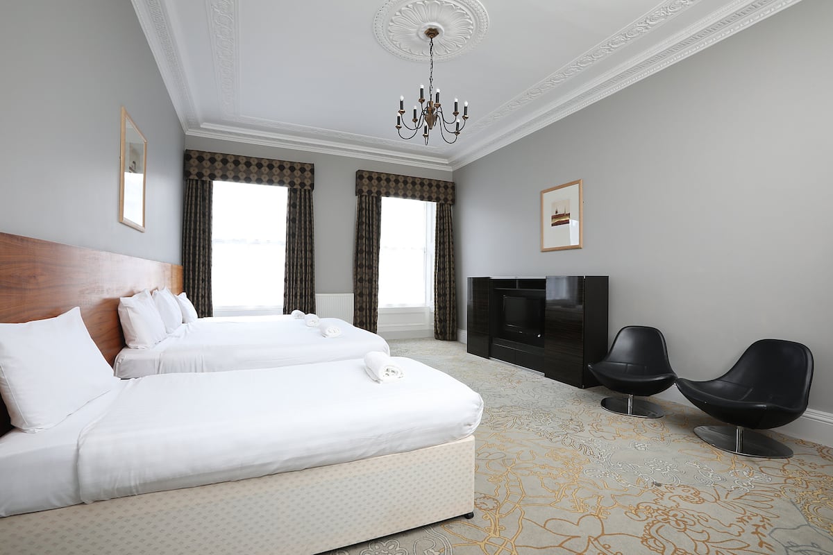 Appartement, 4 chambres | Fer et planche à repasser, accès au Wi-Fi (inclus), literie fournie