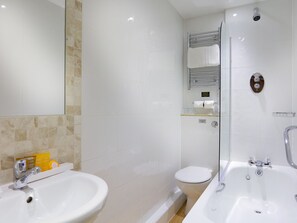 Combined shower/bathtub, free toiletries, hair dryer, towels
