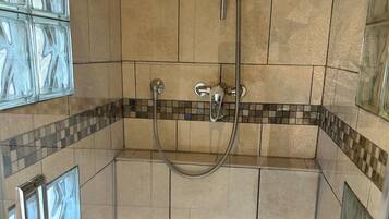Family Room | Bathroom | Shower, free toiletries, hair dryer, towels