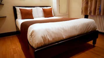 Habitación básica doble | Ropa de cama hipoalergénica y caja de seguridad en la habitación